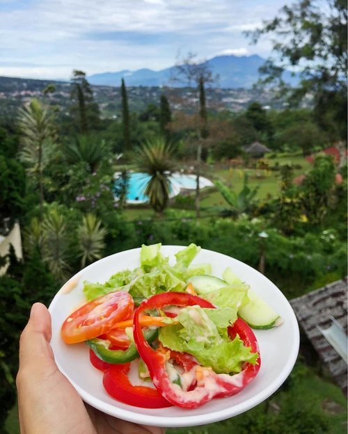 Aku kan niatnya promote healthy lifestyle yah. Etapi kenapa lebih banyak yg nanya di DM dan dunia nyata perkara relationship?⁣⁣
⁣⁣
Apakah ini tanda bahwa ku harus ngomongin tema ini di konten-konten berikutnya? Well, romansa yang sehat juga berdampak ke kesehatan mental ya. Hmmm... sepertinya bisa dicoba 🤔⁣⁣
⁣⁣
#clozetteid #healthylifestyle #salad #bogor #explorebogor #raw #vegan #vegetarian #indonesiamakansayur #holiday #vacation