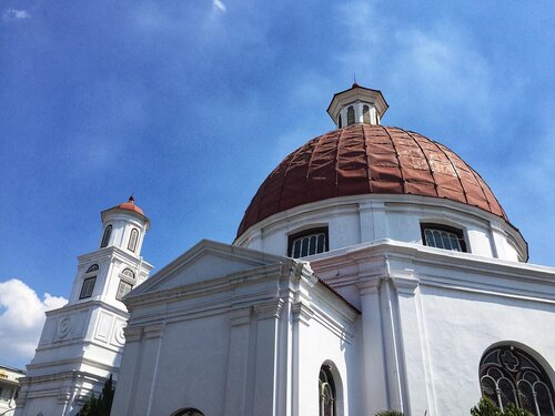 Nggak lengkap rasanya jalan-jalan ke Kota Lama tanpa bertandang ke Gereja Blenduk. Tempat ibadah yang dibangun sejak 1753 ini memang ikon legendaris yang sering menjadi spot foto wisatawan. Nah, kalau kamu traveling ke Semarang jangan sampai terlewatkan ya! 
#cityscape #architecture #city #travel #urban #citylife #photography #landscape #ig #building #buildings #art #travelphotography #cityphotography #cityscapes #archilovers #lines #like #architecturephotography #street #instagood #cityview #streetphotography #nature #travelgram #semarang #church #clozetteid #gerejablenduk