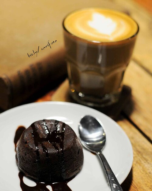 when your day become suck AF, latte and lava cake could cheer up you mood ☕anyway i miss our coffee time babe @lazycalm 😽 #sarimeals #clozetteid