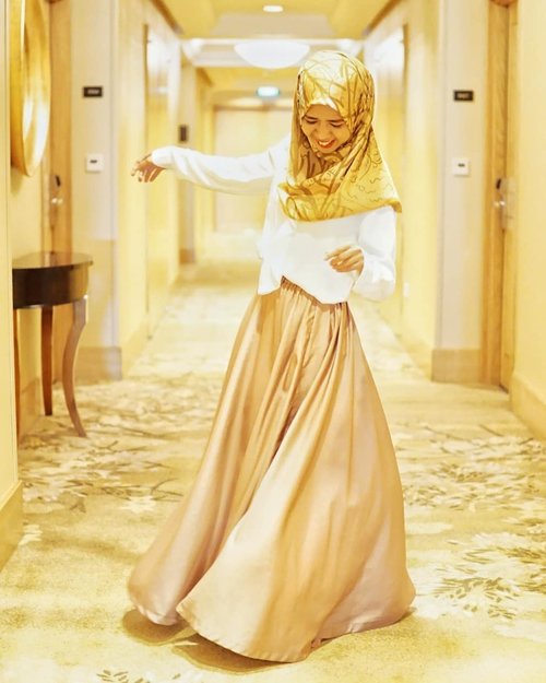 A lil'bit of hip hop will make the world go round⁣⁣#clozetteid #hijab #ootd #hijabindo #makeup #hotd #explorejakarta #hotelmulia #senayan #meds87 #hiphop #aisledecor #aisle #hotel #hoteljakarta #toophat #dance #dancing