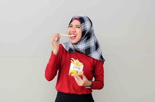 ini nasib kalo pemotretan ga ada model. Ya fotografernya ngerangkep jadi model juga. Ehe ~ #clozetteid #frenchfries #bsd #chicking #fastfood