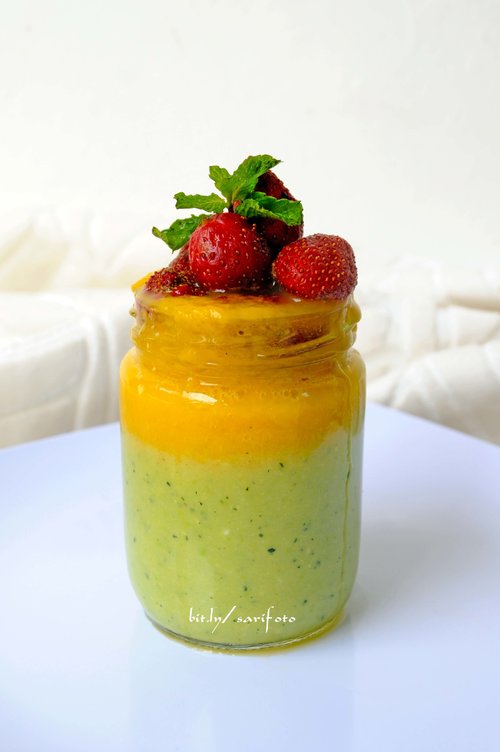 Trafic Light Smoothie : green layer is kyuri blend with almond milk, yellow layer is mango blend with coconut water and top is strawberries!!! Healthy yummy for your beautiful skin!  Kindly click my story as someone who 'makan sebanyak apapun tapi tak bisa gemuk' http://bit.ly/sarihj1 #sarimeals #food #foodporn #foodie #smoothie #vegetarian #vegan #clozetteid