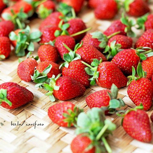 Hmm... strawberries, delicious fruits for garnish and smoothie, or you can eat some to cheer up your midweek #sarimeals #food #foodporn #foodie #clozetteid