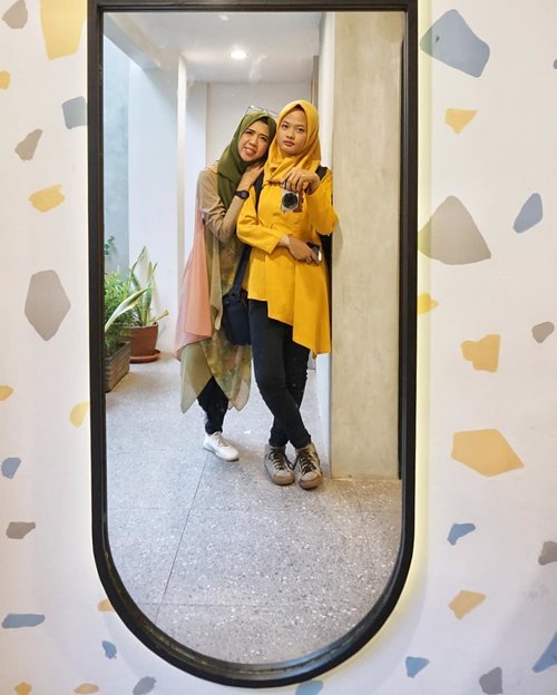 Dari kejombloan gw, orang inilah yang paling bahagia. Travel buddy dan fotografer pribadi yang mau diajak kemana-mana asal dibayarin... ⁣⁣⁣⁣ah elah emang ~ ⁣⁣⁣⁣#clozetteid  #hijab #hijabers #ootd #hijabindo #kemang #coffeeshopjakarta #cafejakarta ⁣#kopipono #livingwithpono #jakarta #explorejakarta #sisters #sibling #alphagrammers #sonya6000 #sonyalpha_id #nofilter