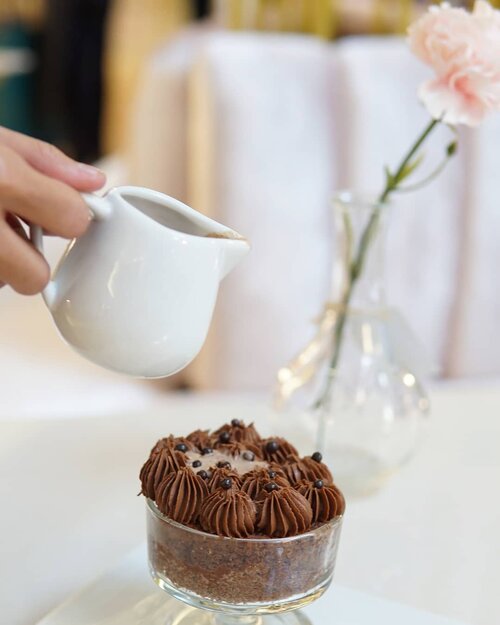 Sweet and plumpy sponge cake with chocolate cream on top of it. ⁣
⁣
Jangan keburu nafsu! Sebelum dimakan kue ini wajib diguyur dulu pake susu cokelat hangat. ⁣
⁣
Hasilnya? Hmmm... tekstur kue yang mentul-mentul empuk itu jadi semakin lembut dikunyah.⁣
⁣
Ngingetin aku dengan kebiasaan mencelupkan regal dan biskuit kelapa dengan susu atau teh sebelum dimakan.⁣
⁣
Unfortunately aku nggak sempat mencicipi si krim cokelatnya karena sudah keburu dihabisin kamil 😂 ⁣

#clozetteid #sweet #dessert #foodporn #eat #tasty #delicious #chocolate #cake #sweettooth #nomnom #foodie #jakartafood #kulinerjakarta #jakartaculinary