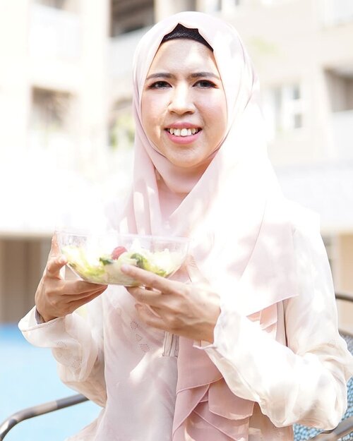 Alhamdulillah, beberapa orang di sekitarku mulai mengonsumsi makanan sehat. Di kantor beberapa orang ikut makan salad atau smoothie sebagai snack. ⁣⁣Mama si rumah mulai mengurangi gorengan dan @nurani_rsl juga jadi rajin makan buah. Beberapa teman juga banyak yang menanyakan tentang resep smoothie. ⁣⁣Senang akutu bisa menularkan kebiasaan baik 🥰 Yuk pelan-pelan perbaikin pola makan!⁣⁣#clozetteid #eatgoodfeelg❤️❤️d #smoothie #healthy #healthyfood #vegan #breakfast #healthylifestyle #smoothiebowl #fitness #foodie #fruit #instafood #cleaneating #yummy #plantbased #fruits #organic #smoothies #delicious #healthyeating #detox #health #nutrition #fit #summer #juice #salad #hijab #hijabindo