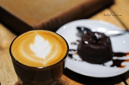 Bahagia itu sederhana : Saya hanya ingin menikmati senja dengan segelas kopi ditangan dan teman untuk berbagi suka dan duka.. serta duit satu milyar dolar 😅 
#coffee #cafe #sarimeals #food #foodporn #foodie #clozetteid