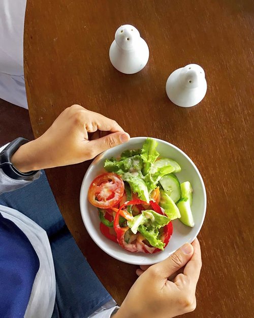 Let the food be your medicine. This is not diet but this is lifestyle 
#clozetteid #healthyfood #vegan #vegetarian #salad #vegetable #veggie #indonesiamakansayur #sayuran #ukhappylunch #uploadkompakan @uploadkompakan