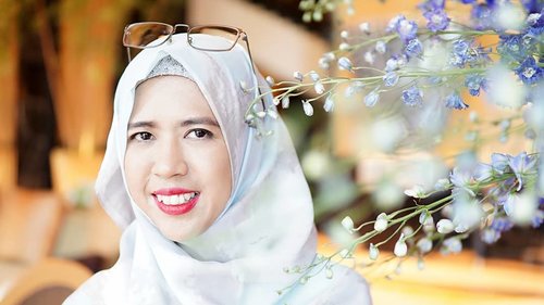 Can you see the "idgaf" in my smile?#clozetteid #hijab #ootd #red #redlips #makeup #hotd #explorejakarta #hotelmulia #senayan #idgaf