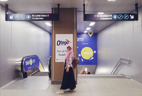 Siap2 besok senin gaes. Yang semangat dan ikhlas ya kerjanya. Biar rezekinya bertambah. 😉Btw, kalian naik kendaraan umum deh. Bisa nemu kejadian seru dan terkadang pengetahuan baru. Jadi gak sabar naik mrt buat aktifitas, bakal ada kejadian seru apa ya? Nemu jodoh mungkin. 🤭🤣 #ootd#mrt#ClozetteID#Hminustitiktitik