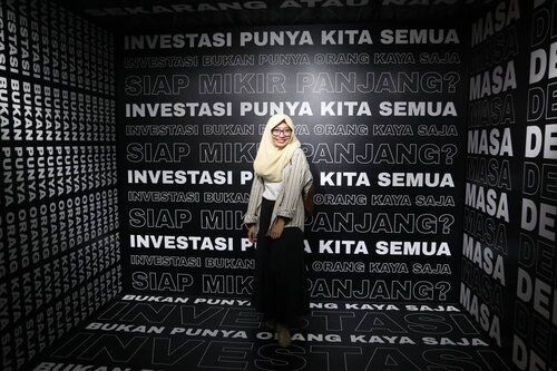 -Investasi Sejak Muda-Hari ini belajar keuangan, khususnya investasi. Jadi mikir banget, what's next? Mau investasi apa lagi? Investasi yang cenderung jangkaaa panjaaannnggg... 🤔Tapi pastikan biaya sehari2 dan biaya cadangan sudah terpenuhi ya, untuk yg ingin investasi. Krn sudah dewasa, ya dianggapnya pasti sudah tau prioriti masing2.Biaya rutin, cicilan bagi yang punya (btw, mesti biasain jng ngutang ya. Apa adanya aja), tabungan & investasi, sosial, dan lifestyle, itu urutan kebutuhan. Jangan dibalik ya. Wlpn aku sih percaya kalo sosial sama keluarga dan tau porsi2nya, ada aja gantinya, lebih banyak pula. So, jangan takut berbagi..Alhamdulillahnya setelah dijelasin Reksadana Pasar Uang kita ke @futureparkjakarta . Masih mikir sih, tp mayan lah. 🤭 (yang kena muka aku kaga senyum dan akhirnya jd serem, i'm so sorry beb 🙏🏻. Aku baek kok anaknya. 🙈) Di sini ada 4 wahana seru, bertabur lampu2. Cus swipe foto aku untuk saat ini. Krn, mungkin akan aku masukin yutup (www.youtube.com/nisaahani), biar lebih detail tau dalemnya. Hehe..Overall, hari ini makasih banyak loh semuanya. Sudah diberi penjelasan investasi pake analogi yang mudah. Trs main2 ke Future Park. 😍Btw, buat kalian yang mau investasi tp dana masih terbatas, coba buka @narada_am . Trs abis kepoin, cus daftar. Nanti bisa dibantu kalo knp2, plus investasinya bisa mulai dari 10ribu perak, beb. Mantul!..@narada_am @inkemarisassociates@mombloggercommunity..#mombloggercommunity#InvestasiBukanPunyaOrangKayaSaja#InvestasiPunyaKitaSemua #NaradaPhotocontest#NaradaGiveaway#nisaahani#futureparkjakarta #ootd#Clozetteid