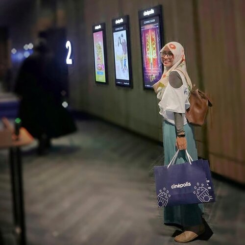 -Cinepolis, Cinema Kita Semua-Hari ini, akhirnya aku nonton bioskop perdana dong untuk tahun ini. 🤭Hari ini gak tahan ikutan nonton karena Cinemaxx rebranding jadi Cinepolis, yang mana ini adalah salah satu operator bioskop terbesar kedua di dunia.Dengan sistem proyeksi Laser RGB dan dilengkapi sistem proyektor Laser Christie yang canggih, bisa bikin kualitas gambar sangat cerah dan realisme gambar.Selain itu, di sini juga memberikan pelayanan terbaik dan teknologi terkini untuk memberikan pengalaman menonton cinema terbaik.Jadi, tadi pas nonton Jumanji: The Next Level berasa lebih nyaman. Enak nontonnya. Padahal ini aku belum nonton di VIP loh. Apalagi yang di VIP. 😍@cinemaxxtheater #CinemaxxisnowCinepolis #CinepolisID #WhereStoriesComeAlive #clozetteid #cinema #nonton #bioskop #pejatenvillage #nisaahani #film