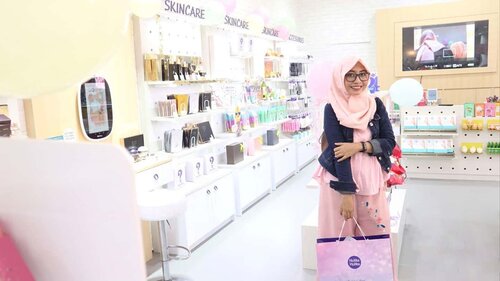 -Holika Holika-Apa yang kepikiran kalo denger merk Holika Holika? Kalau aku sih, yang keinget, makeup and skincare dengan packaging yang gemesin. 😂Dan yang bikin happy, sekarang @holikaholika_indonesia udah ada di Lippo Mall Puri, beb. Jadi, kagak usah jauh2 lagi buat beli.Udah gitu, konsep storenya tuh #joyfullholika . Jadi, selain bisa belanja belinji, kita bisa cek kondisi kulit wajah, bisa di makeup-in juga, dan yang paling bikin beda, di Holika Holika kita bisa beli skincare share in jar. 🤩Enak banget kan? Jadi, kalo kita masih ragu mau beli yang mana karena takut gak cocok, ya coba aja dulu beli versi share in jarnya.Dan ini, produknya dijamin ori. Karena ngeraciknya di depan kita. Bisa kita tontonin gitu. 😂Udah, dateng aja dah biar lebih berasa. 💃🏻..#ClozetteID #skincareshop #shareinjar #holikaholikaxbeautyfeatid #holikaholika #skincarekorea #l4l❤ #l４l #l4llike