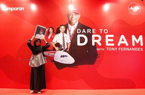 -Bermimpilah, maka Tuhan akan memeluk mimpi2mu-Hai, aku lagi di acara peluncuran buku biografi Tony Fernandes, Co-Founder dan CEO Air Asia yang bertajuk “Flying High” Di sini berkumpul banyak orang2 yang tidak takut bermimpi. Kita bersama membakar api semangat mimpi2 kita masing2 dengan mendengarkan cerita Co-Founder dan CEO Air Asia, Tony Fernandes.Kalian tau kan kisahnya beliau? Berawal dari mimpi punya maskapai murah dan terwujuuuddd.Tapi tentunya bukan mudah, banyak rintangan yang beliau hadapi. Apalagi beliau bukan berlatar belakang penerbangan. Buuuuttt... if you dream and you try it. You can reach it. 💪Dari sini, saya pribadi jadi semakin semangat bermimpi dan pastinya berusaha. Apapun keadaannya dan hasilnya, usahain lagi, segala sesuatu jadikan pelajaran. Gitu aja terus. Sampai semua mimpi terwujud. Bismillah, pasti bisa. Mohon doanya. 😉@airasia_bhsindonesia @kumparancom @tonyfernandes#cofounder #CEO #PublicFigure #Dream #TonyFernandes #Airasia #clozetteid #kumparan #nisaahani #DareToDream