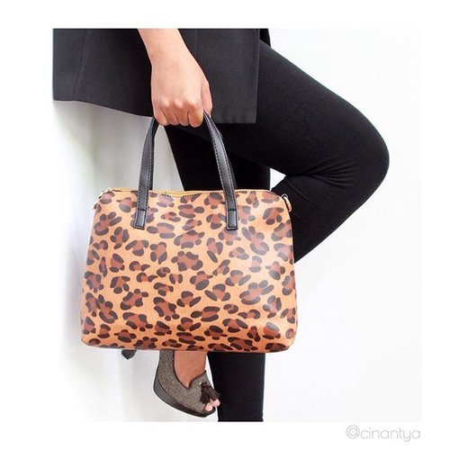 Animal prints are never out of style! (Wearing leopard tote bag from @ciciero.bags)
.
#clozetteID #clozetteaccessories #clozettefashion