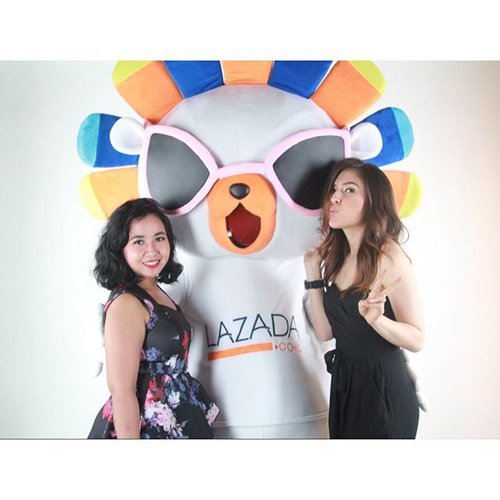 Posing with Laz The Lion and @OliviaJensen at #jeLAZgayague campaign by @Lazada_id @lazadafashion_id. She's so cute and I was too starstruck to pose 
#clozetteID