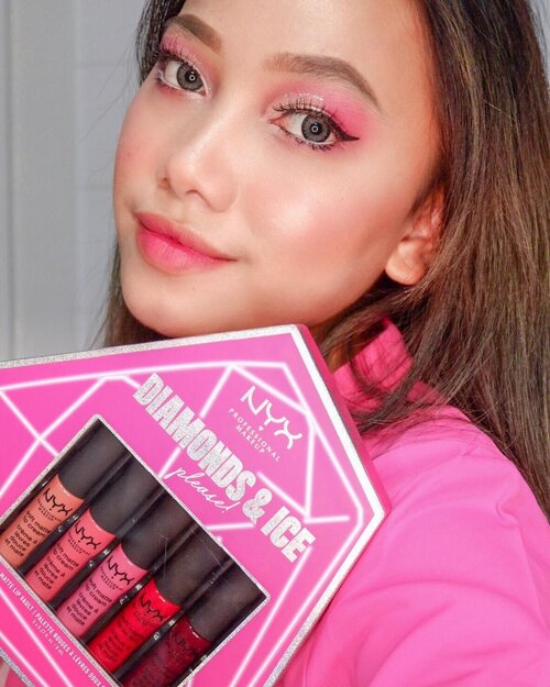 Holiday season is here ! Kayanya paling seru pas liburan sambil tuker kado bareng org” tersayang 😍nah pas bgt nih @nyxcosmetics_indonesia ngluarin holiday collection yg cocok untuk dijadiin kado karna packagingnya cantik bgt kaya yg aku pegang ini Diamond & Ice ada 5 shades lipstick yg cantik” bgt 😍Anyway @nyxcosmetics_indonesia lagi ada disc All Item Up To 50%, termasuk NYX holiday collection! Huhu nyx mengerti bgt ya mau ngasi kado langsung dikasih disc gedean” 😍 Drpda nnti keabisan, mnding langsung belanja skrng juga ! #NYXCosmeticsID