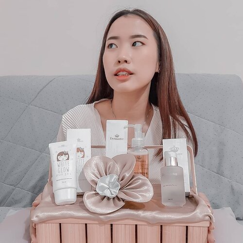 Hai semuanya ! Kalian yang seneng banget perawatan pasti tau donggg @dermaster_id ???.Yesss bener banget.. Dermaster merupakan klinik Korea terbaik di Indonesia yang tidak hanya menyediakan serangkaian treatment tapi juga menjual serangkaian produk untuk memaksimalkan hasil treatment kalian 😍.Nah kali ini aku mau review dikit aja tentang 3 produk dari @dermaster_id :🍋 Lemon Berry Natural Oil to Foam--> ini adalah 2 in 1 product untuk membersihkan makeup di wajah kalian. Ketika kalian apply ke wajah, oil ini akan melunturkan makeup kalian seketika. Dan untuk membersihkannya, kalian cukup membasuh wajah kalian dengan air dan kemudian oil yang tadi akan berubah menjadi busa atau sabun.🌸 White Glow--> ini adalah salah satu produk dari rangkaian Whitening Seriesnya @dermaster_id . Ini merupakan pelembab sekaligus tone up cream yang jika digunakan secara rutin selama 2 bulan akan menbuat kulit kalian putih permanen.🍅 Anti Wrinkle Serum--> nah kalau yg ini adalah produk dari Anti-Aging Seriesnya @dermaster_id . Serum ini teksturnya watery banget dan hampir tidak memiliki wangi, jadi ini bagus banget even buat kalian yang mukanya sensitif sekalipun.#dermasterindonesia #clozetteid #dermasterxclozetteidreview. ..📸 : @tasya_sinn