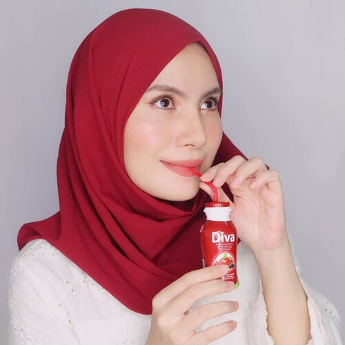 Siapa nih yang pengen kulitnya kenyal, lembab dan glowing? Aku,aku,aku 🙋🏻‍♀️ Finally aku bisa share disini juga kalau aku udah 2 mingguan ini lagi rutin minum @divabeautyid minuman kolagen yang memiliki kandungan 1000mg kolagen aktif, mengandung Pomegranate, Acerola,Acai dan Grape Seed yang bagus banget hasilnya ke kulitku.Sebenernya aku tuh udah pernah konsumsi Diva Beauty Drink sebelumnya selama sebulan selama bulan puasa dan hasilnya bikin kulitku lembab + glowing. Nah sekarang pun juga sama! Hasilnya selalu bikin aku happy sama kulitku, udah gitu rasanya enak apalagi dikonsumsi saat dingin.Trus yang aku notice, selama rutin konsumsi Diva Beauty Drink aku ngerasa saat pakai make up juga jadi lebih nempel dan nggak ada dry patches sama sekali.Pokoknya kamu bisa baca reviewnya di blogku ya : https://www.duapuluhtujuhdesember.com/2020/01/review-diva-beauty-drink-minuman.html  Thank you @clozetteid 💕 #GlowLikeDiva #DivaBeautyDrink #BBIxDivaBeauty #DivaBeautyXClozetteIdReview #ClozetteID #ClozetteIDReview