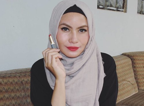 Shade 93 @purbasari_indonesia ini merah kecoklatan dan somehow ada hint oranye dikiiiiit. Ini warna merah yang warming muka aku,  cakep deh 👌 #purbasari93 #purbasari #fotd #bbloggers #nosponsored #clozette #clozetteid #clozettedaily #bloggerbabes #hijab #makeup #lipstick #lipstickaddict