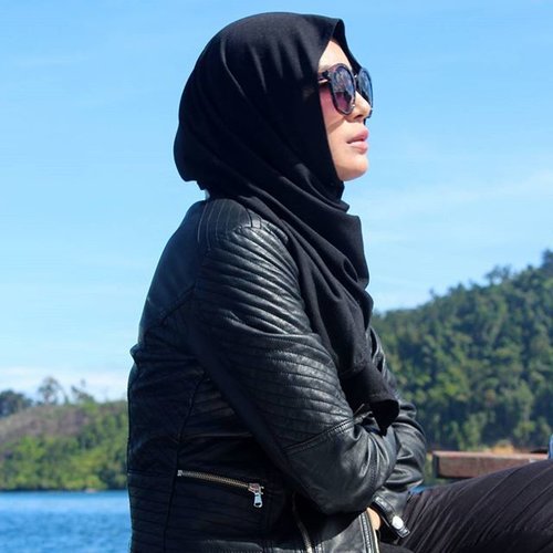 Self-ishLoc : Kawasan Wisata Mandeh, Sumatera Barat#bbloggers #beautybloggeronvacation #exploreindonesia #exploresumbar #hijabtravellers #travellerbaper #clozettedaily #clozetteid #pulaumandeh#beach#travel#travelblogger #traveller#travelling#backpacker