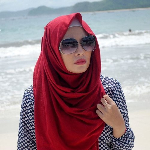 There are many things in your heart you can never tell to another person. In one moment I was feeling everything and I was feeling nothing. #beach #hijab #hijabbloggers #travelling #travelblogger #traveller #lombok #red #fotd #clozetteid #clozettedaily #paradise #sunglasses #redlipstick #redlips #bbloggers #beautyblogger #pantaiselongbelanak
