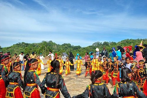 Traditional Dance ❤ 
Loc : Desa Wisata Tangkeno (Negeri Diatas Awan), P. Kabaena, Kab. Bombana, Sulawesi Tenggara 
#pulaukabaena #sulawesitenggara #bombana #desatangkeno #negeridiawan #indonesia #picoftheday #culture #traditionaldance #festival #bbloggerslife #blogger #travelblogger #travelling #beautiful #clozetteid #clozettedaily