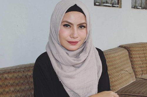 The lipstick I'm wearing on the shade 83 from @purbasari_indonesia matte lipstick color. Yang ini tonenya lebih dark dan ada hint mauve dikiit banget kl di skintone aku. Sekilas ini hampir mirip sama no terbarunya yang 91, serupa tapi tak sama gitulah yaak 👌 #purbasari83 #lipstick #hijab #nosponsored #clozetteid #clozettedaily #bbloggers