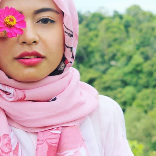 The 🌸 girl 😙😙😙 #exploresumbar #sumaterabarat #westsumatera #indonesiaitukece #indonesia #beautiful #beautyblogger #clozetteid #clozettedaily #travelling #travelblogger #traveller #backpacker #hijabstyle#flower#pink