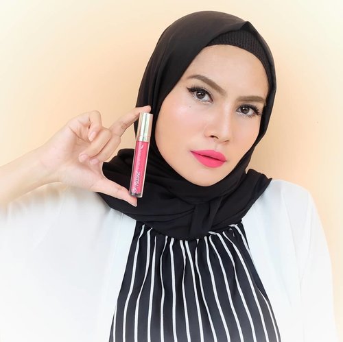 Just trying lip cream matte from my fav actress @shandyaulia and her makeup brand @sanaturelofficial 💕I'm wearing "Sweet Of You", let's talk about the shade first, shall we? So this shade is pinkish color with bright effect and super sweet on your lips. The color is so intense and perfect for any occasion.Loving the formula, so comfortable, easy to apply and super pigmented!The packaging?Honestly I'm not a fan this kind of "ordinary" packaging for a lip cream. I found many lip cream with packaging like this. So I cannot find any special for the packaging.But hey, If you want me to be honest, the quality of @sanaturelofficial Lip Cream Matte is so damn good, you must try! No drying at all on my lips, no cracking or anything 💖#minireview#SANaturelbyShandyAulia#lipcreammatte#sweetofyou#FOTD#beautyblogger#starclozetter#clozetteID