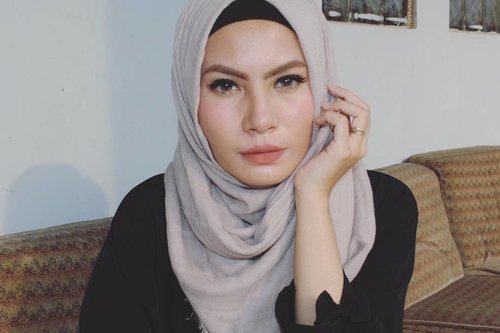 Silau 😂 btw I'm wearing @purbasari_indonesia matte lipstick shade 81👌 fyi, trnyata tekstur tiap nomer itu beda deh, ada yang creamy matte, ada yang super matte, ada yang smooth saat dipoles di bibir ada yang agak keset (anjir bahasa apa ini keset 😂) saat di apply di bibir... #hijab #purbasari81 #bbloggers #nosponsored #lipstik #clozettedaily #clozetteid