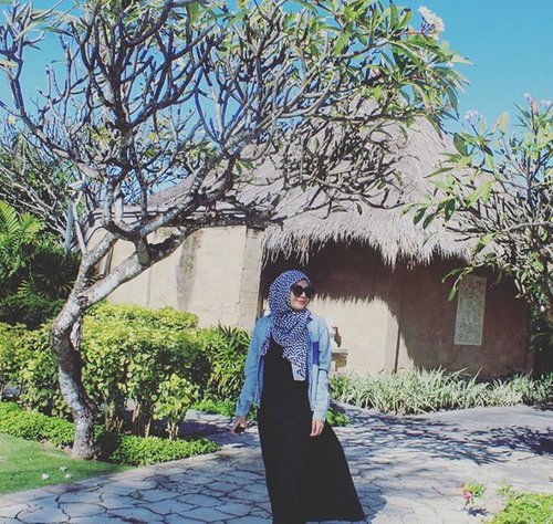 Let the sun shine... 🌻⛅ #grandnikkobali #thebalibible #bali #iamtb #TravelBlogger #explorebali #holiday #vacation #throwback #hijabootd #hijabootdindo #hijabtravellers #indonesia #instadaily #ootd #clozettedaily #clozetteid #denim #hijabvacation #hijabdaily #hijab #sunglasses