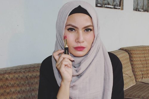 Shade 87 @purbasari_indonesia lipstick matte color 💋 salah satu shade favorit 😍 warnanya ada magenta, hint of burgundy, ada rose-nya juga, ngga yang ungu banget, engga yang pink juga, susah menggambarkannya 😒 pokoknya penampakannya gini di skintone aku 😂😂😂 #purbasari87 #fotd #hijab #clozetteid #clozettedaily #makeup #lipstick #lipstickaddict #bbloggers