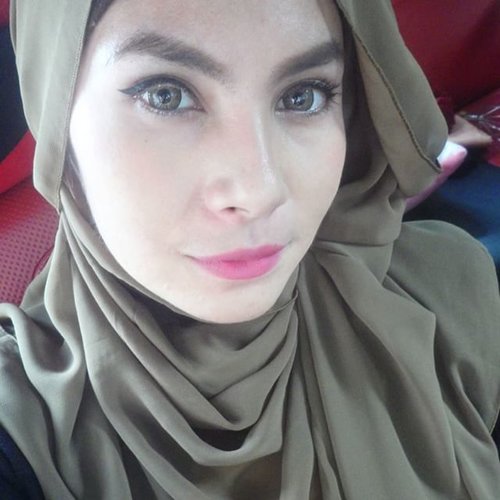 My make up for today. What a full day trip with family 👪 so tired and exhausted now. Need to take a bath, the most frustrating is that I got stomach-ache 😫 what a day ! I promise next Sunday I WILL BE A PRETTY HOMIE GIRL. Realizing tomorrow is Monday just made my spirit gone😭😩 #goodbyesunday #fotd #hijab #clozettedaily #clozetteid #makeup #bbloggers #wingedeyeliner