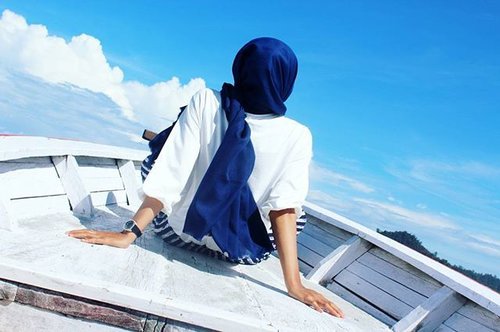 Menatap masa depan (sambil mikirin jodoh) ✌ @nonahikaru #bblogger #beautybloggeronvacation #beautyblogger #hijabstyle #hijab#hijabdaily#vacation#holiday#bluesky#beautiful #pesonaindonesia #indonesiaourparadise #indonesia#pulaumandeh#sumaterabarat#exploresumbar#sailing#sail#clozetteid#clozettedaily#tgif#happyfriday
