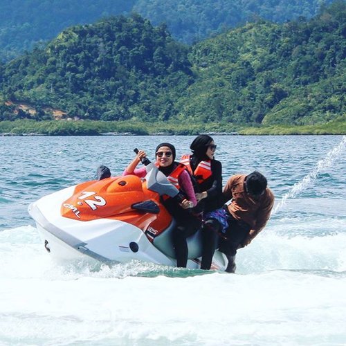 Dan mamang-mamang speedboat pun mabuk. Kita berdua memang memabukkan 🚤Loc : Pulau Setan , Kawasan Wisata Mandeh, Sumatera Barat#hanihikaru#duapuluhtujuhdesember#beautybloggeronvacation #bblogger#mytripmyadventure#mtmapadang#traveller#travelling#hijabtravellers #clozetteid#clozettedaily#bff#speedboat#beach#fun