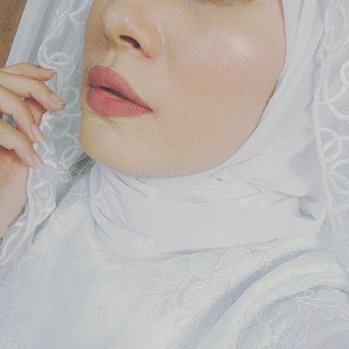 Morning ❤ The products :@makeupforeverid ULTRA HD Foundation Y255@revlonid Colorstay Aqua Mineral Make Up Light Medium@thebalmid Mary Lou Highlighter@maybelline Cheeky Glow Peach Coral@silkygirl_id Long Wearing Lip Liner Mauve@makeoverid Ultra Hi Matte Lipstick Champagne Rose#hijab #hijabdaily #glowing #glowinglook #highlighters #thebalm #clozetteid #clozettedaily #makeup #mufe #maybellinenewyork #silkygirl #makeover #wakeupandmakeup