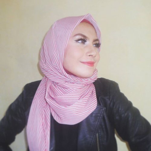 Foto untuk header blog 😂 sengaja niat minta difotoin plus dandan full make up cuma buat header blog 🏃selesai foto langsung dihapus dan pake piyama lagi😂😂😂 baiklah, selamat malam minggu! #happy #happysaturday #fullmakeup #bbloggers #clozettedaily #clozetteid #FOTD #hijab #makeup