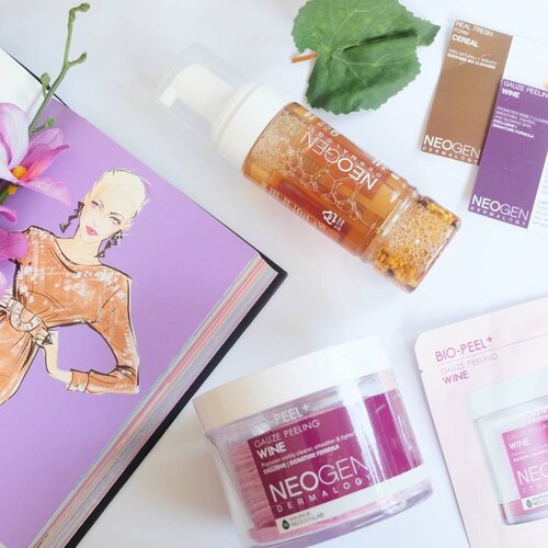 Buat yang suka banget sama skincare dari Korea, pasti udah tau deh best seller dari @neogendermalogy.id ini yaitu Bio-Peel Gauze Peeling Wine dan Cereal Real Fresh Foam Cleanser ❤ nah aku sempet nyobain kedua produk ini selama beberapa minggu and guess what? Aku suka peeling yang bentuknya pad gini karena lebih praktis! Ga perlu ribet ribet lagi tinggal apply ke wajah yang bersih dan kering kaya lagi pakai toner aja. Ada dua bagian, yg kasar dan yang lebih lembut...gunanya yg kasar untuk exfoliating dan yg lembut untuk kulit after exfoliating :) Foam Cleanser-nya juga juara! Ga bikin muka aku ketarik dan seger banget. Lengkapnya baca di : http://www.duapuluhtujuhdesember.com/2017/06/neogen-bio-peel-gauze-peeling-wine.html ❤ thank you @clozetteid! 
#ClozetteID #Neogendermalogy #NeogenxClozetteIDReview #ClozetteIDReview #KoreanSkincare #Peeling #skincare #duapuluhtujuhdesember