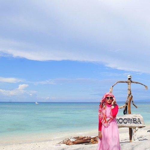 LA MOOMBA , Gili Trawangan.#latepost #lamoomba #giliisland #gilitrawangan #vacation #holiday #travelling #travelblogger #traveller #ootd #ootdhijab #ootdbeach #beach #hijab #clozettedaily #clozetteid #pink #sunglasses
