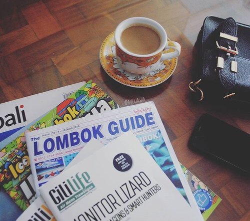 Morning, a cup of coffee and lots of magazine. Bismillah 🙏🙏🙏 #mybalilombok #instamood #instacool #instamagz #coffee #morning #tgif #clozettedaily #clozetteid #blogger #catchyourdreams