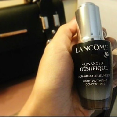 My on-the-go Daily Morning tips :
Don't forget to use favourite skincare product to your skin before apply make up. Flawless skin is the best canvas 😊 here I am using @lancomeid Advanced Genefique for my face. I feel my skin so smooth and believe me, your skin deserve it😘 this black bottle is a magic🌌 #lancome #lancomeid #LancomeCushionista #CushionOnTheGo #bbloggers #skincare #clozettedaily #clozetteid