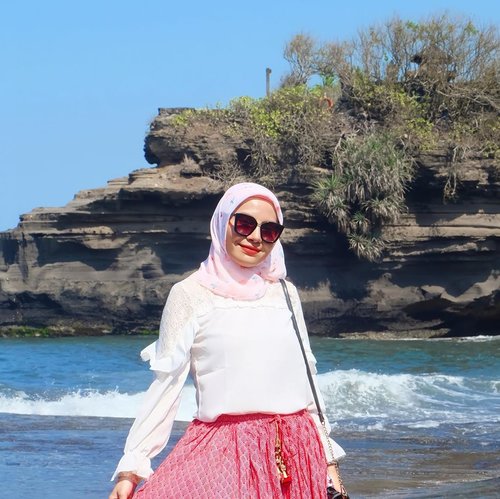 Sunlight berasa ringlight ✨#clozetteid #bali #summervibes #oceanbreeze #smile #travel #travelblogger #hijabstyle #hijaboutfit #hijabtravellers