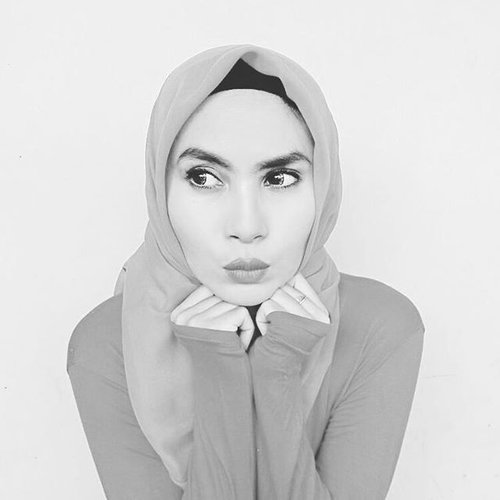 It's Wednesday, can't wait for the weekend 🙌🙏 Happy Fasting 🎈 #hijab #blackandwhite #portrait #clozettedaily #clozetteid