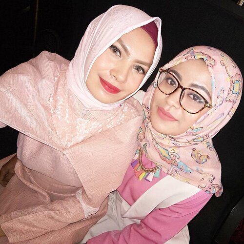 Best beautiful moment adalah saat bisa dateng ke beauty event atau blogger gathering dan ketemu sahabat aku @nonahikaru ❤ karena aku kenal dan ketemu pertama kali sama sahabat aku via blog and it's amazing! Bisa nemuin seseorang yang klop dan jadi deket banget karena hobi yang sama yaitu ngeblog dan travelling ke pantai 😊 oh iya kita berdua juga suka tukeran info mengenai skincare dan make up yang kita pakai, curhat-curhatan, pokoknya bener-bener #travelmate deh 👭 perawatan kulit aku yang oily dan  acne prone cukup simple, yang penting selalu bersihin wajah sehabis menggunakan make up, double cleansing lalu pakai day cream yang sudah memiliki spf dan manfaat yang baik bagi kulit seperti Olay Total Effects 7 in 1 yanh bisa menyamarkan garis-garis halus dan melindungi kulit wajah agar tampak lebih muda. Apalagi aku sama Hani suka banget ke pantai jadinya perlu day cream yang memiliki spf dan melindungi kulit dari sinat UVA dan UVB 👓🌂 ready for selfie? Of course! #clozetteID #OlayMoment #ClozetteIDxOlay  yuk ikutan @anah_ofisuredii @gracesitumorang @hshani9 ❤❤❤