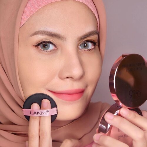 My fav cushion of the week! Jadi ini cushion yang jadi favoritku, @lakmemakeup 9 to 5 Reinvent Primer + Matte Cushion Foundation yang hasil akhirnya itu velvet matte dan kamu bisa lihat di foto ini aku sama sekali ngga set pakai powder lagi.Coverage-nya oke banget!!!! Di aku sih ini medium to full (very buildable), ada SPF 30 dan rasanya ringan di kulitku kaya nggak pakai foundation sama sekali. Emang bener yah ini tuh #cushionserbabisa karena emang bisa nge-cover bekas jerawat (kamu bisa lihat before-after tinggal swipe di paling akhir ya), bisa tahan seharian even nggak pakai bedak dan pilihan shade-nya juga bisa masuk gitu ke kulit aku yang lumayan yellow undertone.Nggak ada cerita deh pakai cushion muka jadi greyish, pori-pori juga keliatan tersamarkan dan packagingnya juga cute banget rose gold gitu 🥰 pokoknya kamu wajib beli deh! Oh iya tipe kulitku combination to oily and acne prone, si cushion ini sama sekali nggak bikin breakouts di aku dan hasilnya juga nggak bikin wajah jadi kering.Oh iya kalau mau lihat video saat aku aplikasikan cushion ini bisa cek di IG Story mumpung masih ada 🤗 atau cek di highlight aja yaa. So apakah cushion ini wajib kamu beli? Yes yes yes 😭✨ #cushionserbabisa #alldaynotouchup #lakmemakeup #ClozetteID