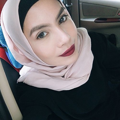 This morning 👌 Jangan salah nebak yaa, ini aku bukan pakai mac lipstik yg Diva, aku pakai @purbasari_indonesia Matte Lipstick  no 91 OPAL seharga 32000an saja belinya kala itu💋 smooch~  #fotd #hijab #clozettedaily #clozetteid #fdbeauty #duapuluhtujuhdesember #purbasarimattelipstick #purbasari91