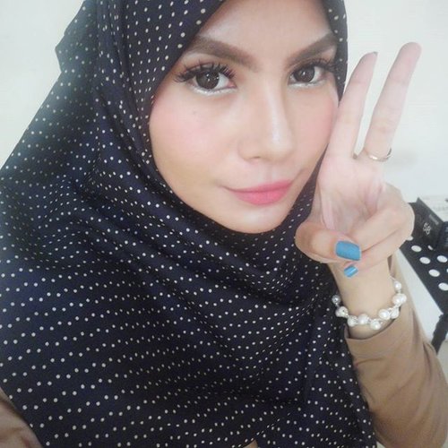 ✌ peace ✌ #FOTD #hijab #makeup #clozettedaily #clozetteid #duapuluhtujuhdesember #bbloggers