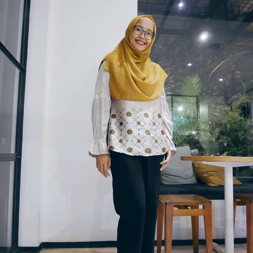 Mencoba upload foto ini lagi dengan caption. Haha. Penasaran kenapa kmrn nggak bisaa. Ini comfort outfitnya aku banget. Material nyaman. Modelnya everlasting. Rena Top Brown kancingnya sampai bawah, bisa buat busui, scarfnya harvest gold seri #aeresist yg anti basah, kmrn kejatuhan fla pas buru2 makan puding, si flanya ngalir  gitu aja nggak ngebekas. Haha, investasi ibu2 dengan anak kecil nih. Btw kduanya dari @ra_info, brand favorit aku beberapa tahun terakhir. Harga oke banget dengan kualitas yg baguus. Skrg lg diskon harbolnas jg tuh 😆. Bawahan item yang loose gini aku punya beberapa buat ngantor dan acara formal. Kalau comfort outfit kalian yg gmn manteman?.Difotoin @imusyrifah 💕.#clozetteid #restuanggraini #fashion #modestfashion #comfortoutfit