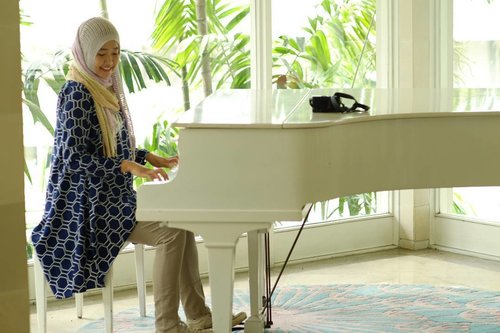 Latihan dulu, biar diajak collab sama Mas Iskandar Widjaja 😋
📷 @pejalansenja_id .
.
Ala2 #pianoconcerto #clozetteid #lifestyle #hijab #ootd #sheratonbandung #happyholiday #langkahkami #langkahkamibandungtrip